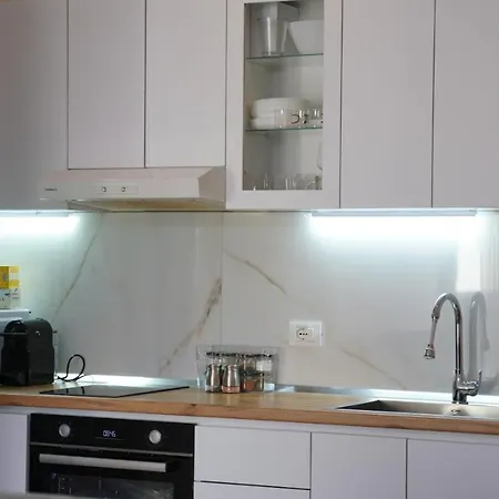 Stylish Near Center Apartment *